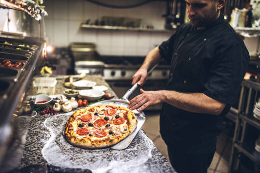 Una pizza deliciosa con la maquinaria de hostelería adecuada